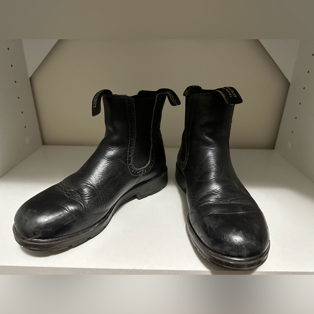 BLUNDSTONE black leather boots